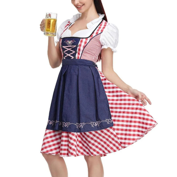 Femme tenant une chope de bière, vue de face, robe à carreaux rouges avec tablier bleu marine brodé et lacets roses. 2