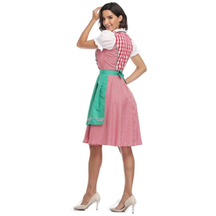 Vue de dos de la robe à petits carreaux roses, avec tablier vert noué en nÅ“ud et escarpins beiges. 10