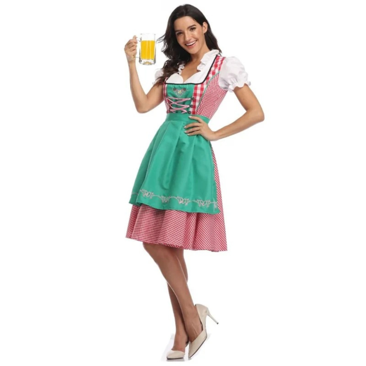 Femme en pied levant une chope de bière, robe à carreaux roses avec tablier vert brodé et escarpins beiges. 4