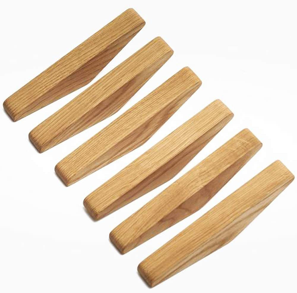 Six crochets en bois clair aux veines apparentes, posés à plat en diagonale sur fond blanc, vus de côté. 1