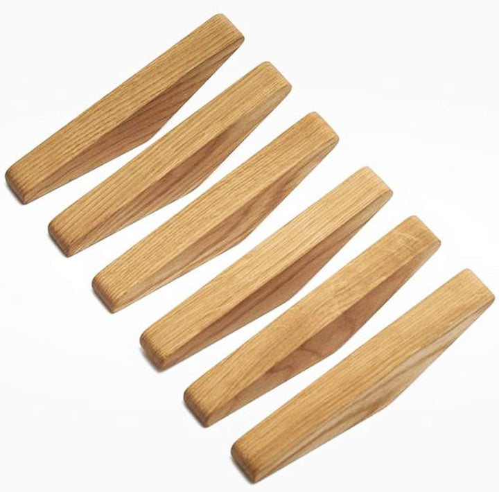 Six crochets en bois clair aux veines apparentes, posés à plat en diagonale sur fond blanc, vus de côté. 1