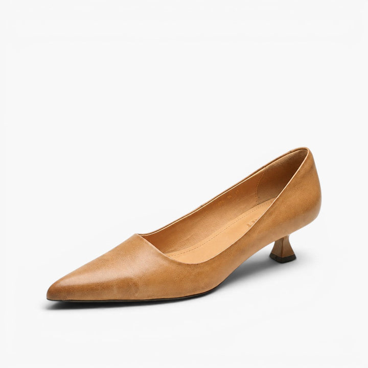 Escarpin en cuir caramel vu de trois quarts sur fond blanc, talon fin évasé 1