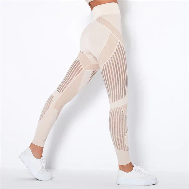 Vue de profil en beige clair, taille haute, panneaux ajourés rayés sur les cuisses et les mollets, baskets blanches 1