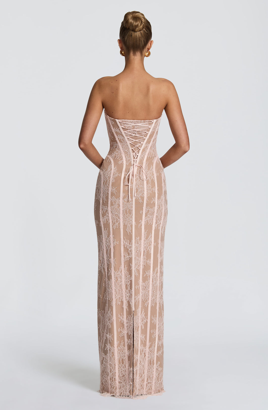 Dos de la robe rose pâle en dentelle, laçage corset croisé, rubans noués et fente au bas. 14
