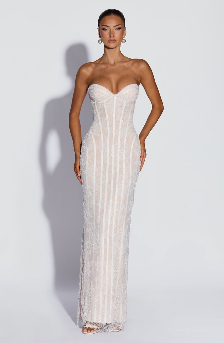 Robe longue blanche en dentelle ornée de perles et paillettes, portée de face, bustier à armatures. 9