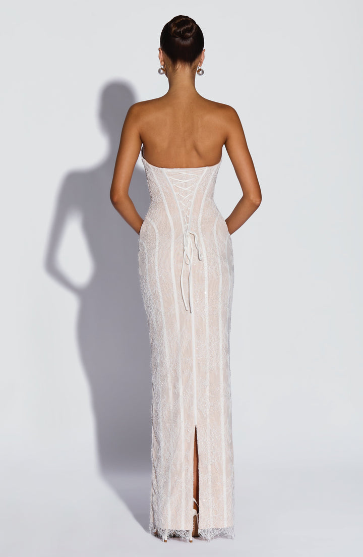 Dos de la robe blanche en dentelle avec laçage corset, rubans pendants et fente centrale au bas. 10