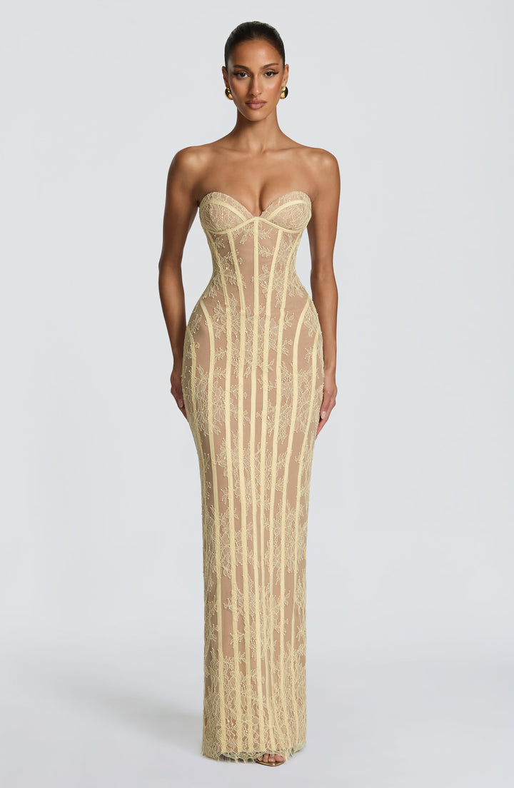 Vue de face d'un mannequin portant la robe bustier jaune pâle en dentelle florale, avec armatures verticales et décolleté en cœur. 21
