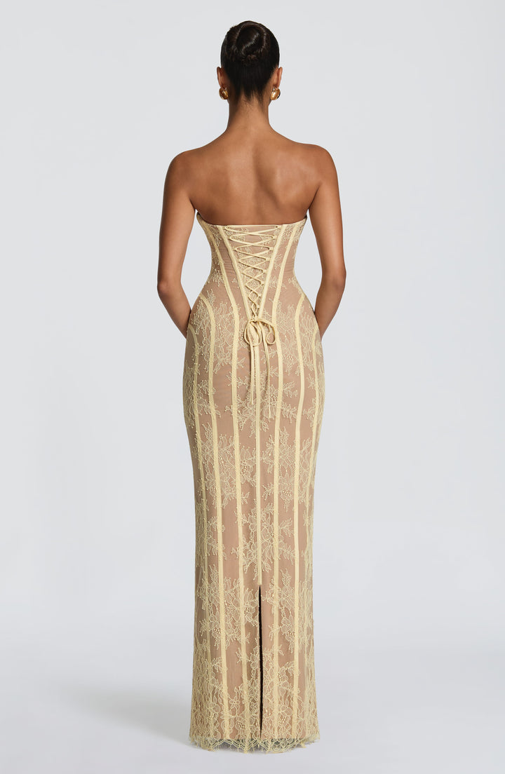 Dos de la robe jaune pâle en dentelle, laçage corset serré dans le dos et fente au bas de la jupe. 18