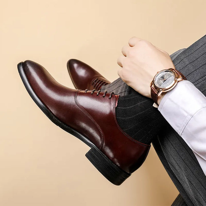 Oxford bordeaux en cuir lisse vues de côté, jambes croisées, avec montre et pantalon rayé 2
