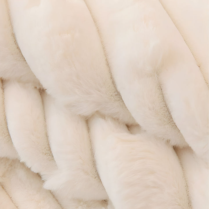 Gros plan sur le tissu peluche crème aux bandes douces et épaisses, vu de très près. 3
