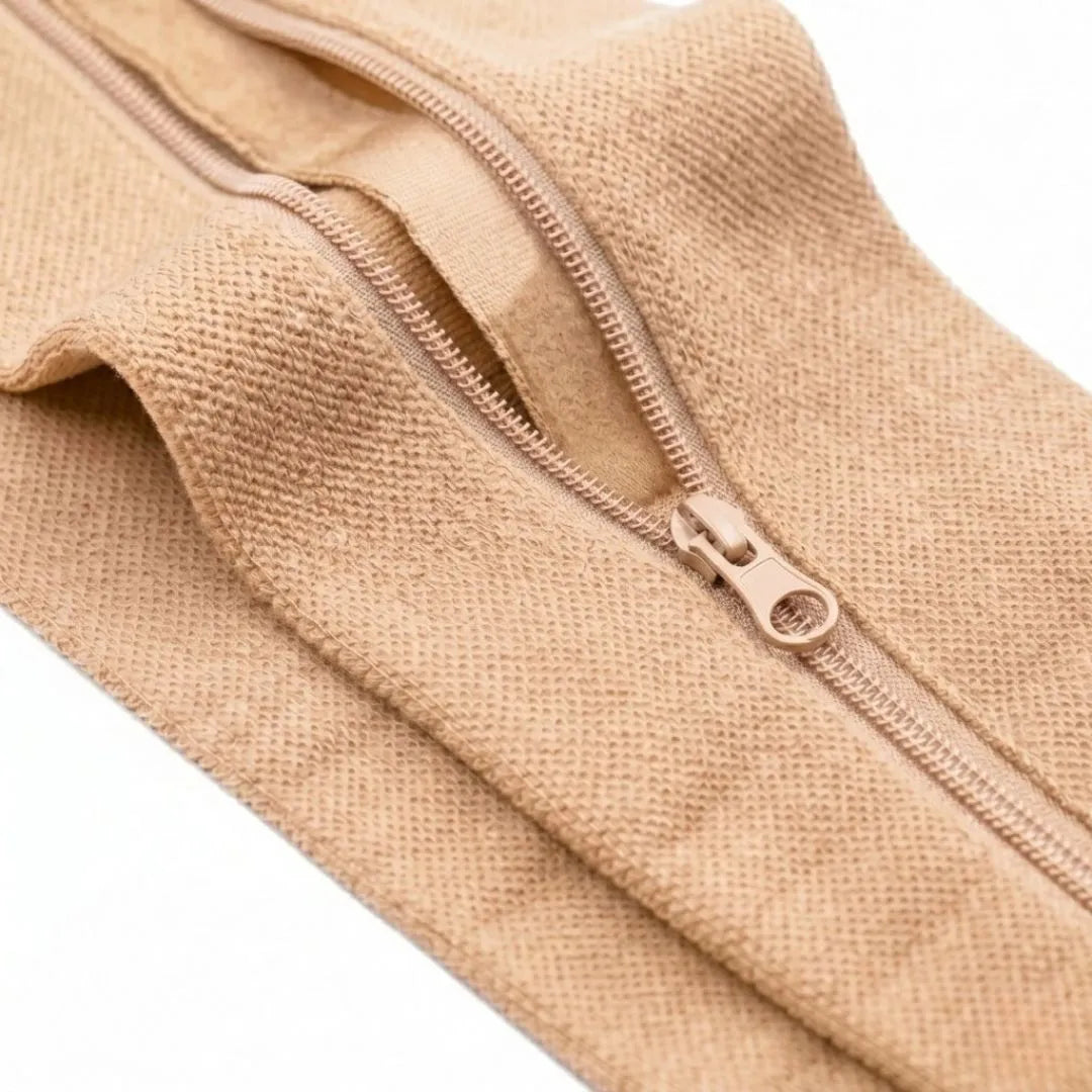 Gros plan sur la fermeture à glissière et le tricot du bas beige, doublure visible 13