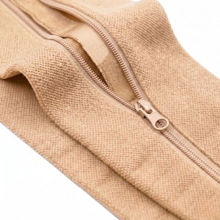 Gros plan sur la fermeture à glissière et le tricot du bas beige, doublure visible 13