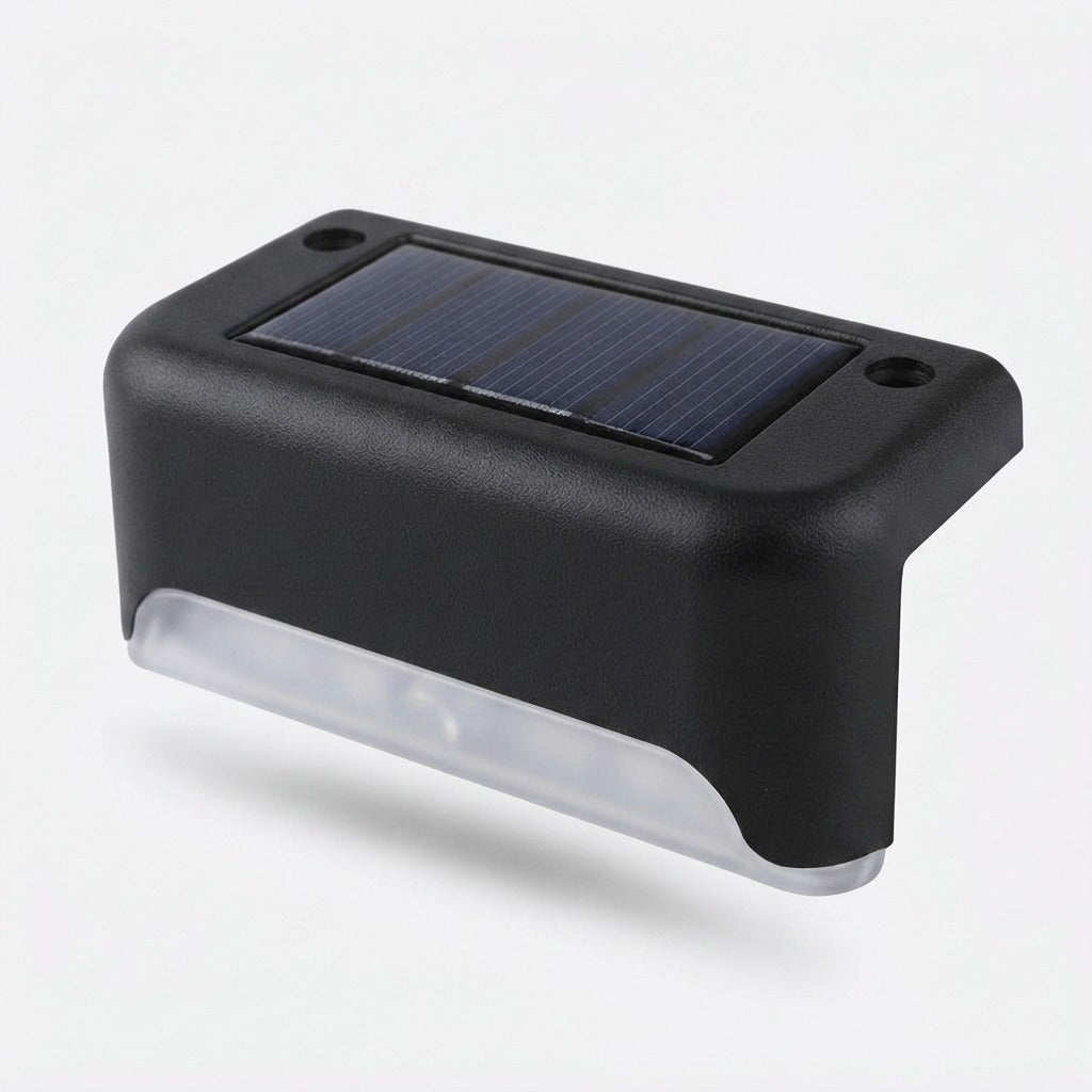 Lampe solaire noire seule sur fond clair, vue en perspective : panneau solaire sur le dessus, deux trous de fixation et bandeau lumineux translucide. 9