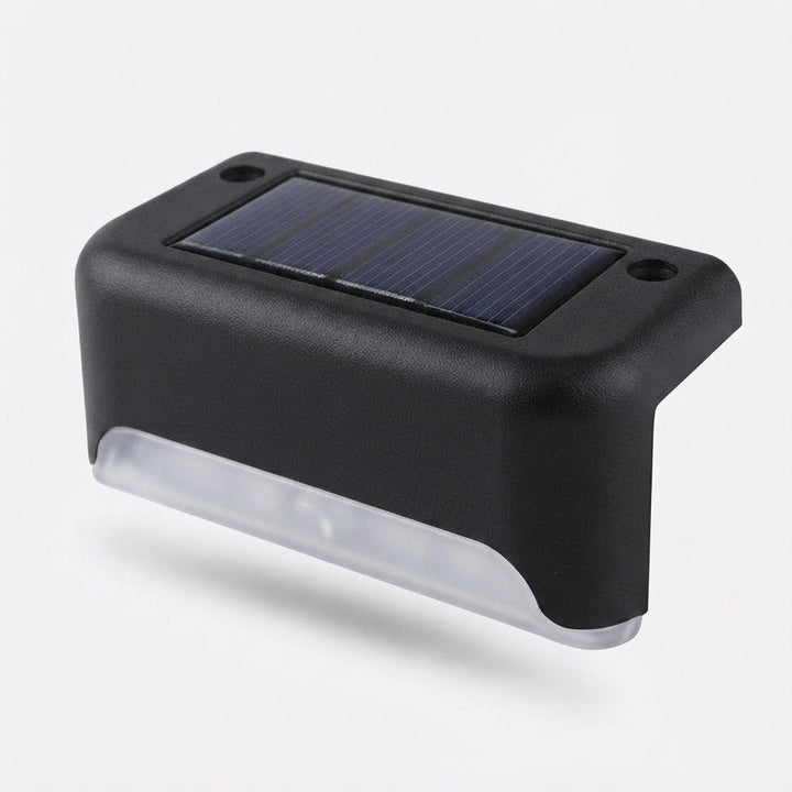 Lampe solaire noire seule sur fond clair, vue en perspective : panneau solaire sur le dessus, deux trous de fixation et bandeau lumineux translucide. 9