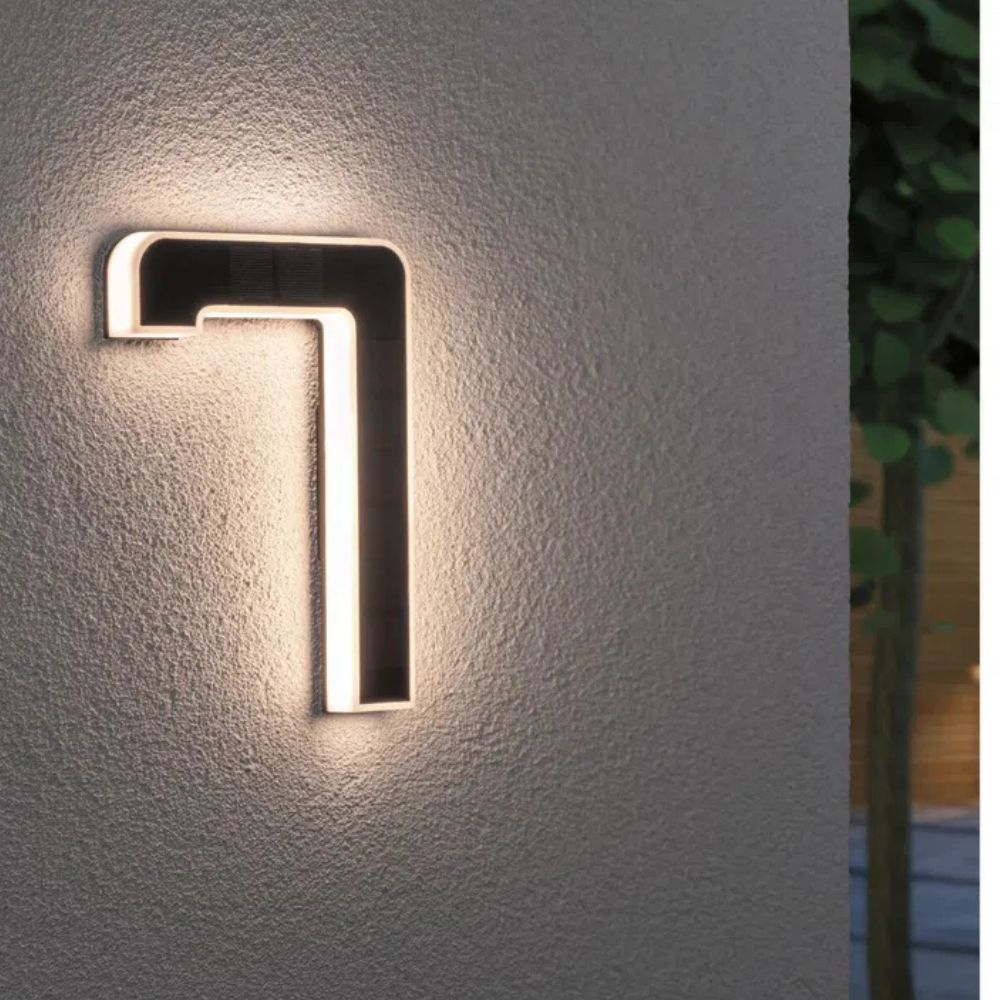 Chiffre 7 éclairé au mur, vu de côté, avec surface solaire noire et bord lumineux blanc chaud. 8