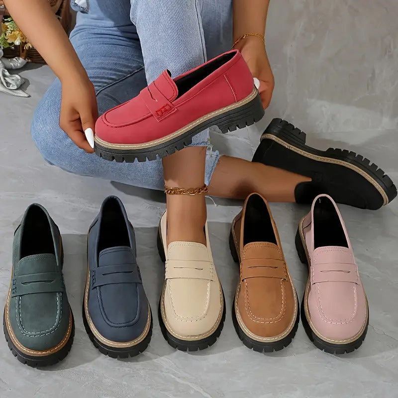 Mocassins en six coloris alignés au sol, dont un rouge tenu à la main par une femme assise. 2