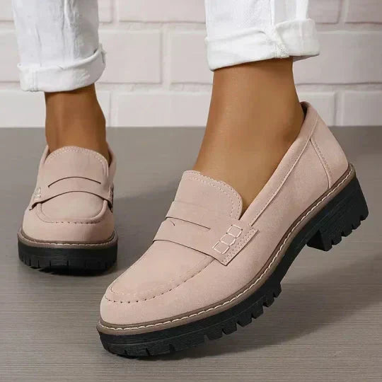 Mocassins rose poudré portés avec un pantalon blanc retroussé, semelle plateforme noire bien visible. 8