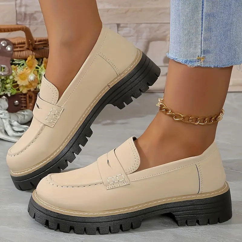 Mocassins beiges à l'aspect lisse portés avec une chaîne de cheville dorée et un jean effrangé. 14