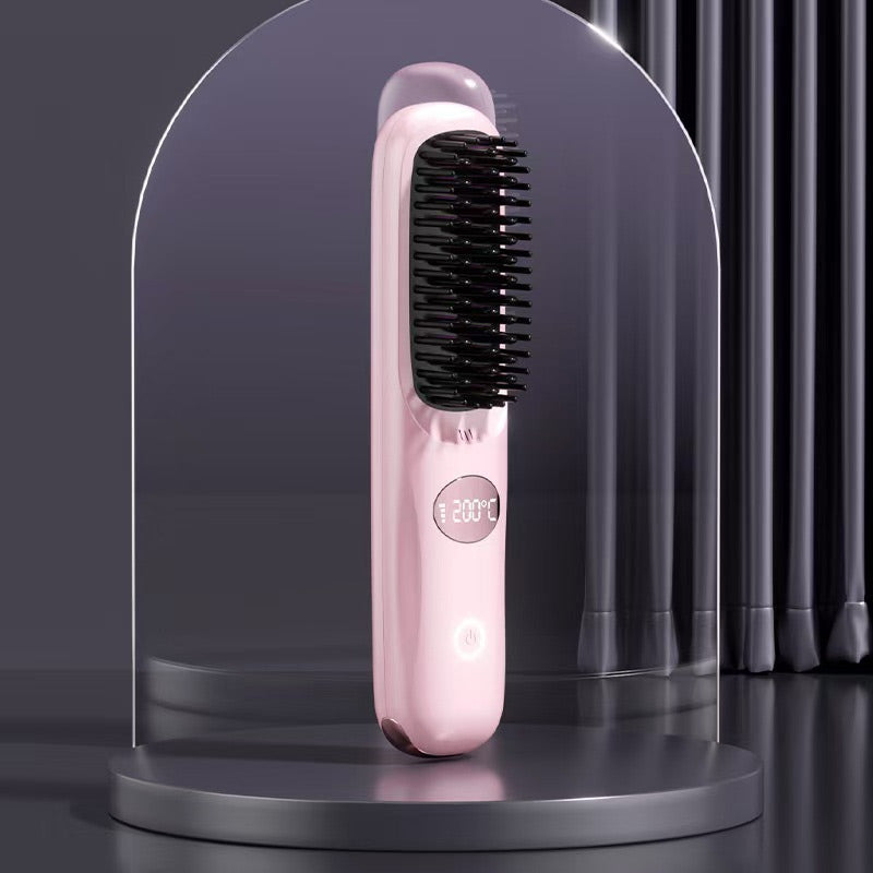 Brosse chauffante rose pâle à bouton tactile et écran rond, présentée sous un dôme transparent sur un podium. 12