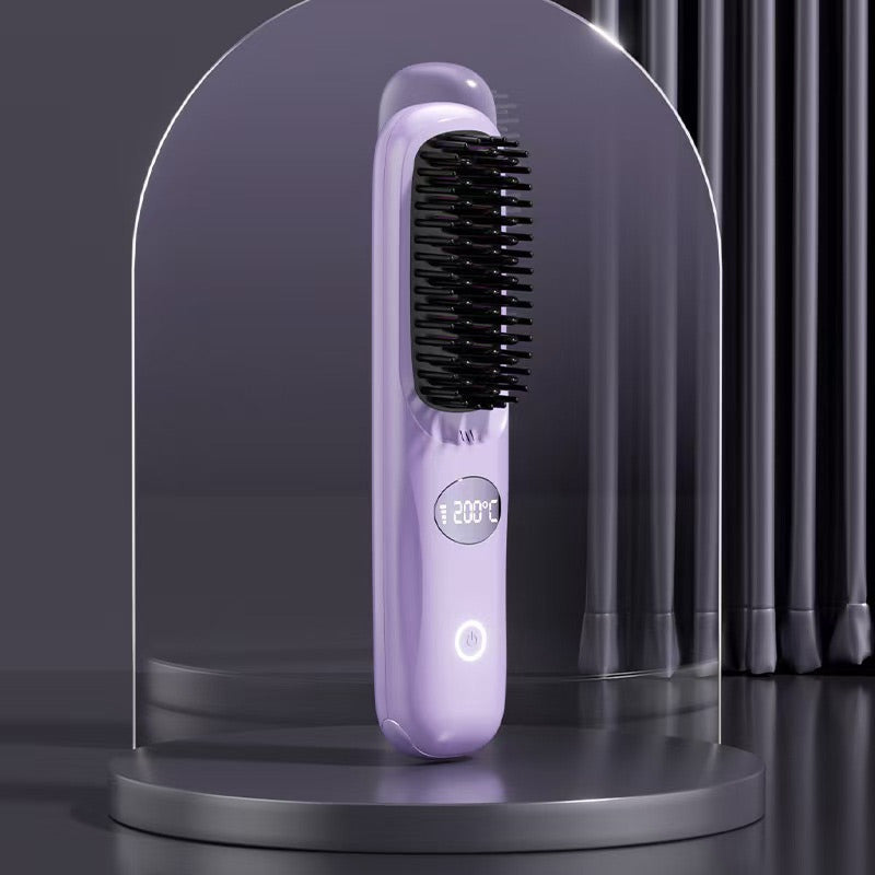 Brosse chauffante lilas à bouton tactile et écran rond, présentée sous un dôme transparent sur un podium. 13