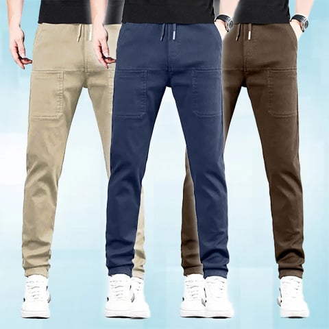 Trois hommes côte à côte portent le pantalon en beige, bleu marine et marron, vus de face 22