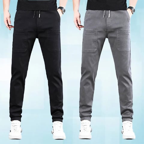 Deux hommes portent le pantalon, l'un en noir et l'autre en gris clair, avec grandes poches plaquées devant 25