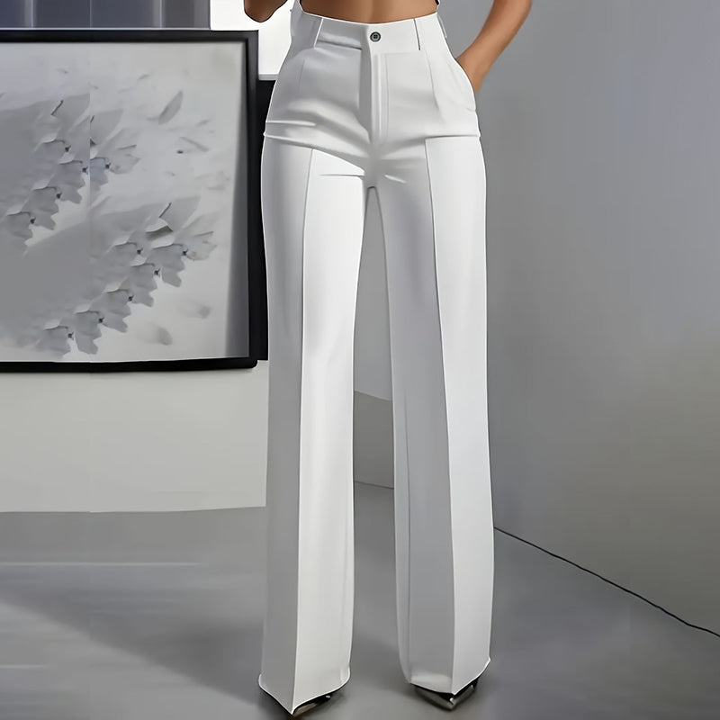 Vue de face du pantalon blanc à jambe droite et pli marqué, porté taille haute avec une main dans la poche. 3