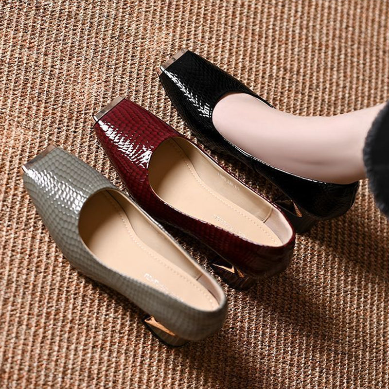 Trois escarpins posés côte à côte en gris, bordeaux et noir, montrant l'intérieur beige et les bouts carrés dorés. 6