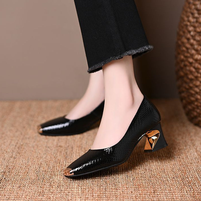 Escarpins noirs vernis portés par un modèle, vus de trois quarts, avec talon évasé orné d'un détail doré. 4