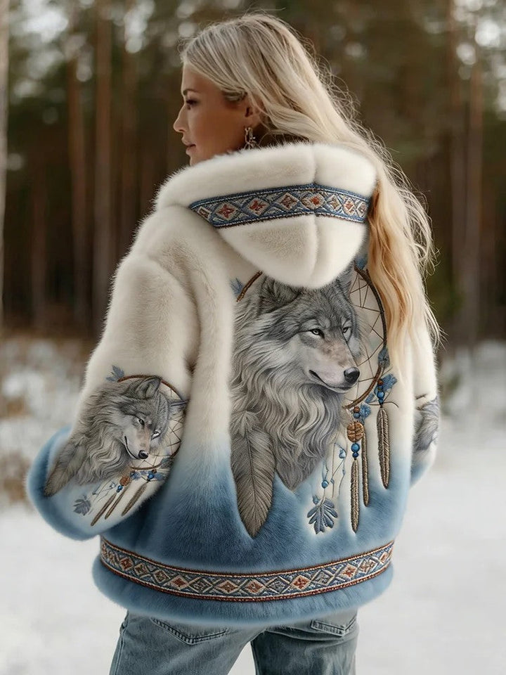 Vue de dos portée en forêt enneigée : loup et attrape-rêves, dégradé blanc et bleu clair 1