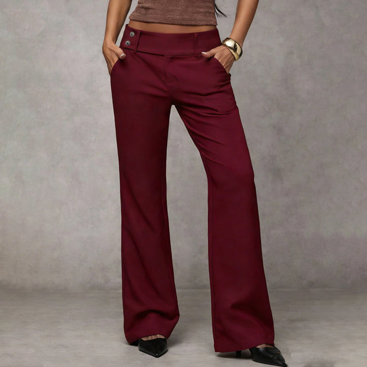 Vue de face du pantalon bordeaux porté, mains dans les poches, avec large ceinture boutonnée et escarpins noirs. 13