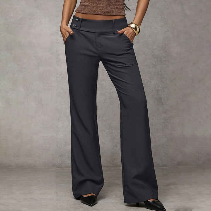 Vue de face du pantalon gris anthracite porté par un mannequin, mains dans les poches, escarpins noirs aux pieds. 4