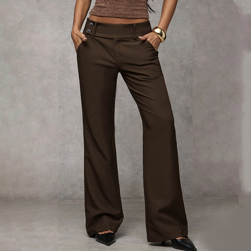 Vue de face du pantalon marron chocolat porté, avec large ceinture à deux boutons latéraux et escarpins noirs. 5