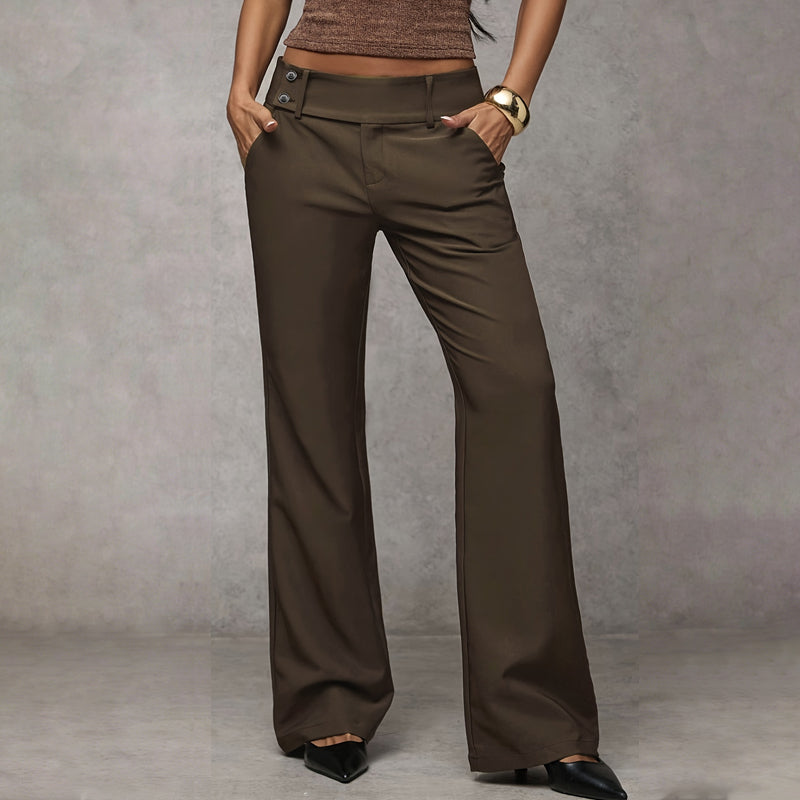 Vue de face du pantalon marron kaki porté, mains dans les poches, avec escarpins noirs et bracelet doré. 3