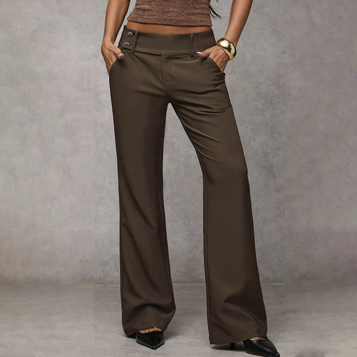 Vue de face du pantalon marron kaki porté, mains dans les poches, avec escarpins noirs et bracelet doré. 3