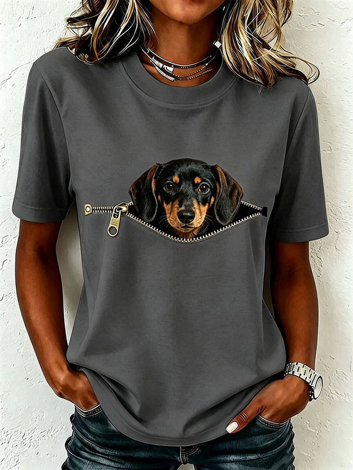 Même t-shirt porté en gris anthracite, avec le teckel qui apparaît à travers une fausse fermeture éclair dorée. 2