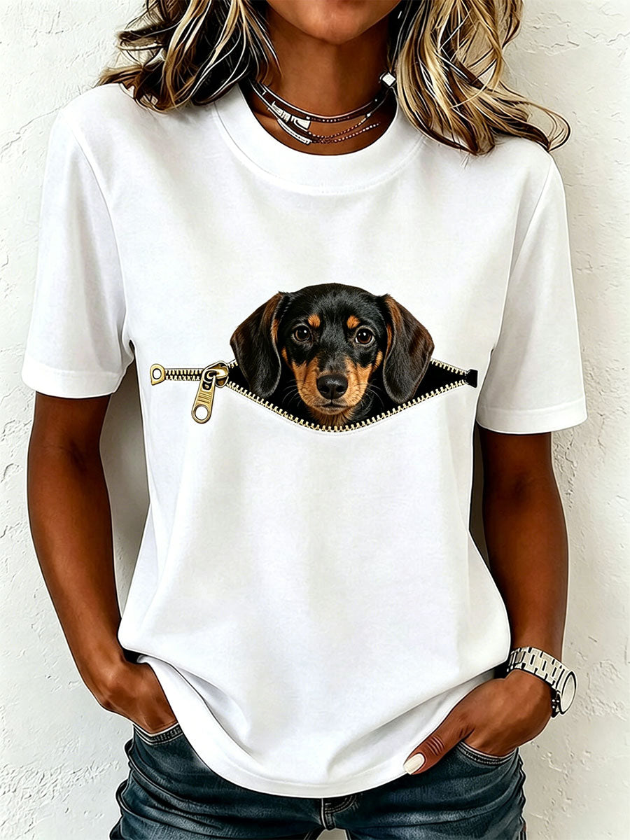 Femme portant le t-shirt blanc à col rond, avec un teckel qui sort la tête d'une fausse poche zippée. 1