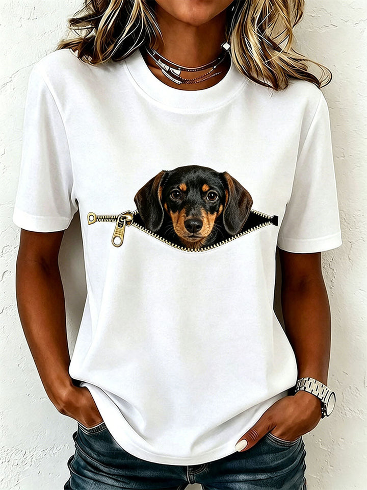 Femme portant le t-shirt blanc à col rond, avec un teckel qui sort la tête d'une fausse poche zippée. 1