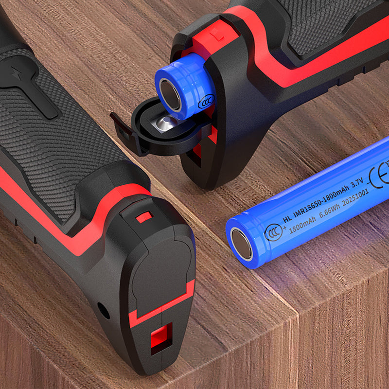Compartiment de la batterie rechargeable ouvert dans le bas de la poignée, avec une pile bleue à côté 6