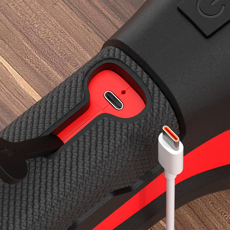 Gros plan sur le port de recharge USB-C sous le cache de la poignée, avec câble blanc 5