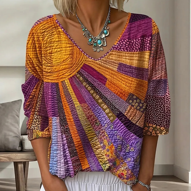 Même blouse en version orange, violet et rose, portée avec un collier turquoise, motif de soleil et de rayons en patchwork matelassé. 2