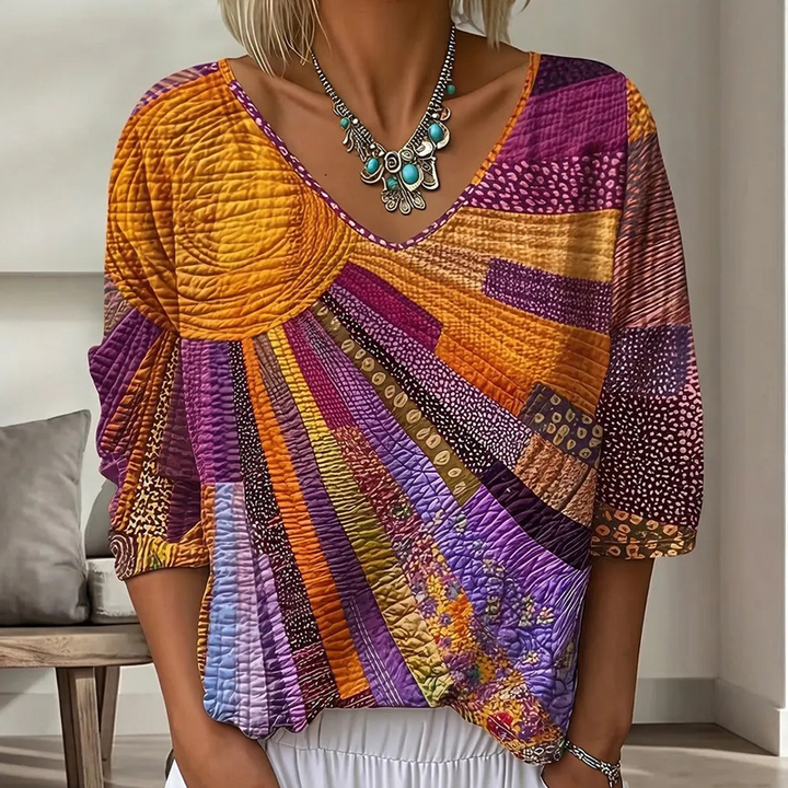 Même blouse en version orange, violet et rose, portée avec un collier turquoise, motif de soleil et de rayons en patchwork matelassé. 2