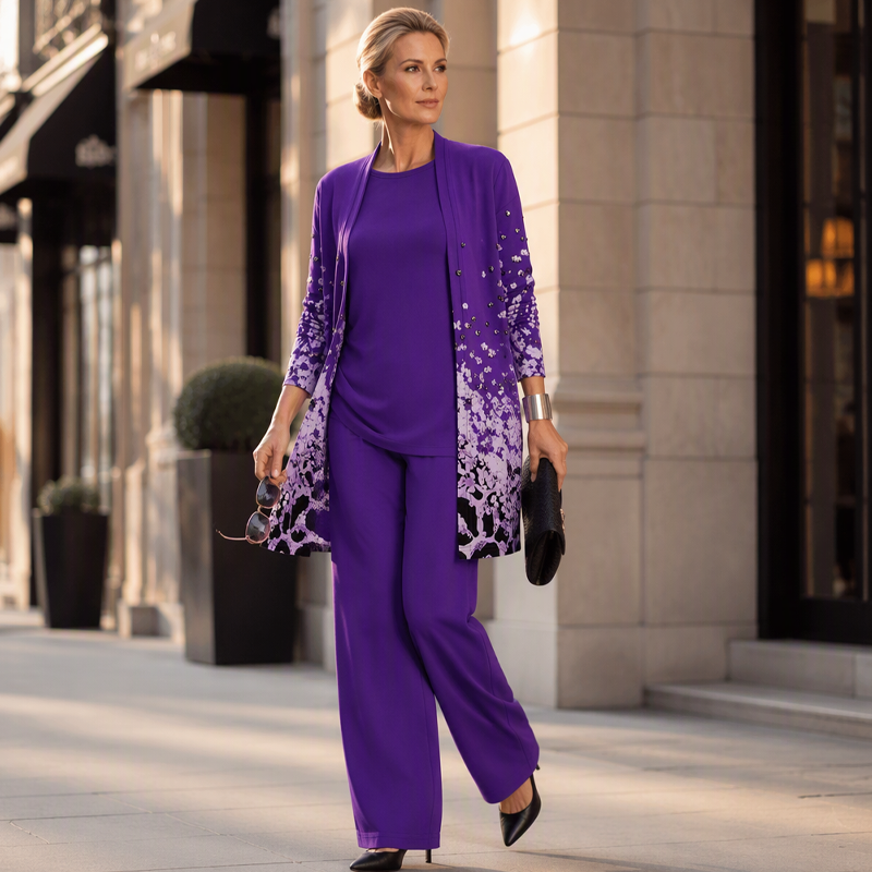 Mannequin en ensemble violet marchant dans la rue, lunettes de soleil à la main, pochette noire et escarpins noirs. 12