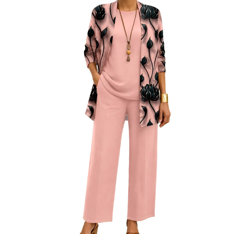 Même ensemble en rose, cardigan long orné de fleurs noires, haut rond uni et pantalon large assorti, porté de face. 2