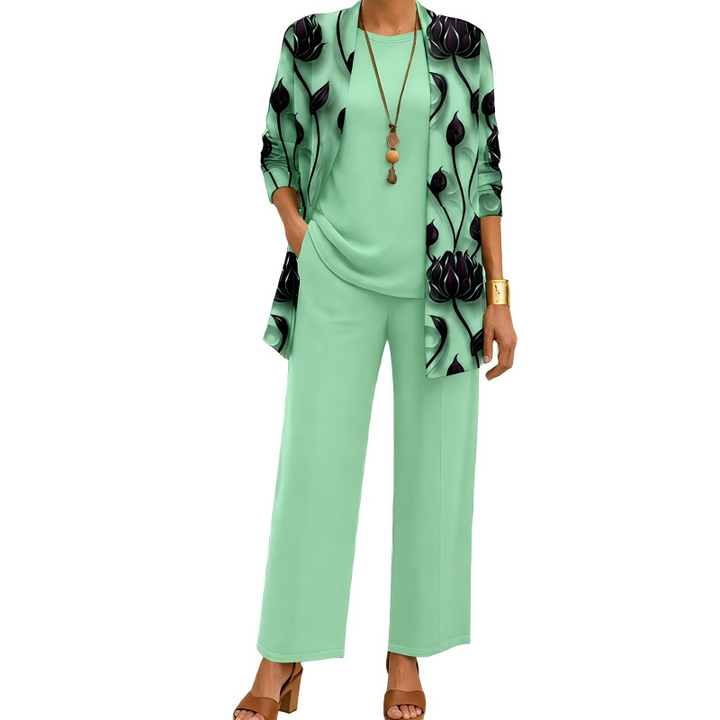 Ensemble vert menthe, cardigan long à fleurs sombres, haut rond uni, pantalon large et bracelet doré, vu de face. 6