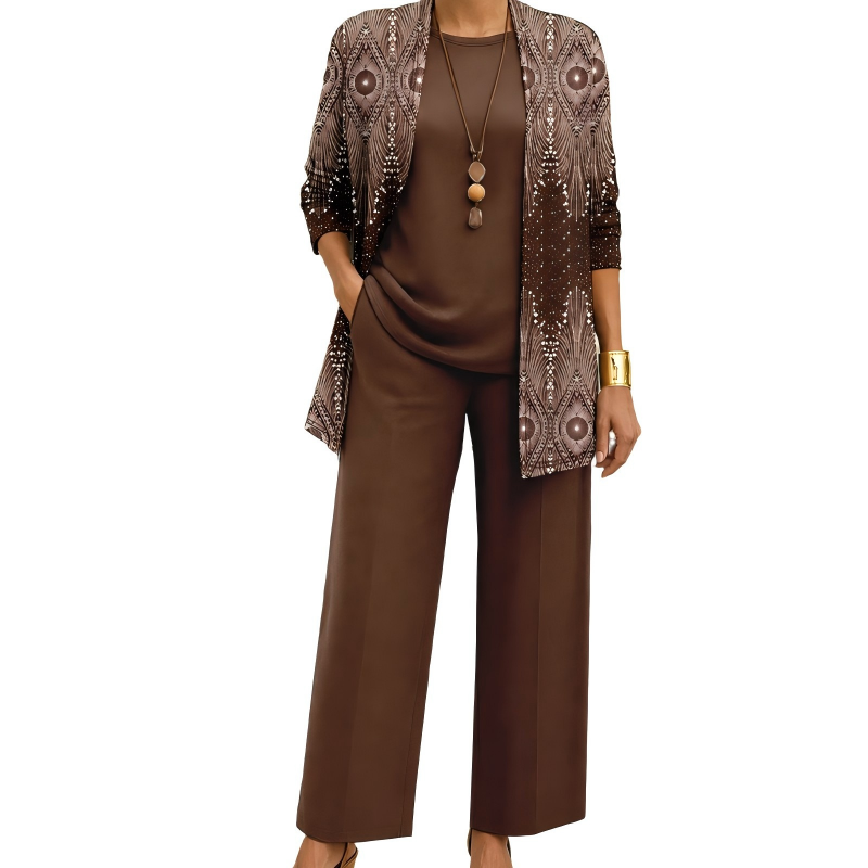 Ensemble marron chocolat, cardigan long à motif géométrique scintillant en losanges, haut uni, pantalon large et collier à perles en bois. 10