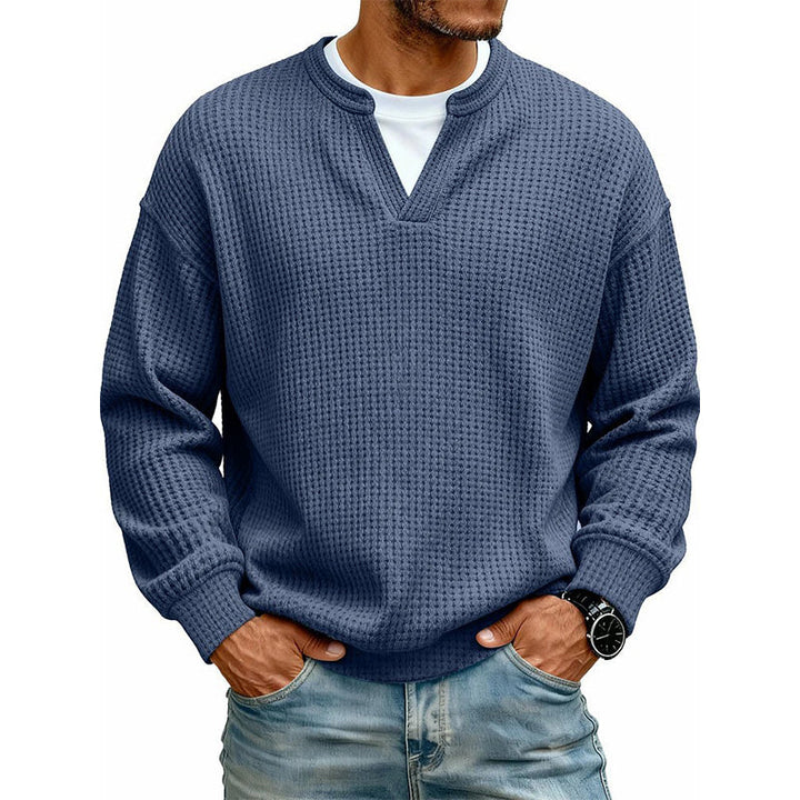Haut en maille gaufrée bleu marine grisé, mains dans les poches du jean, effet superposé sur t-shirt blanc, vue de face. 13