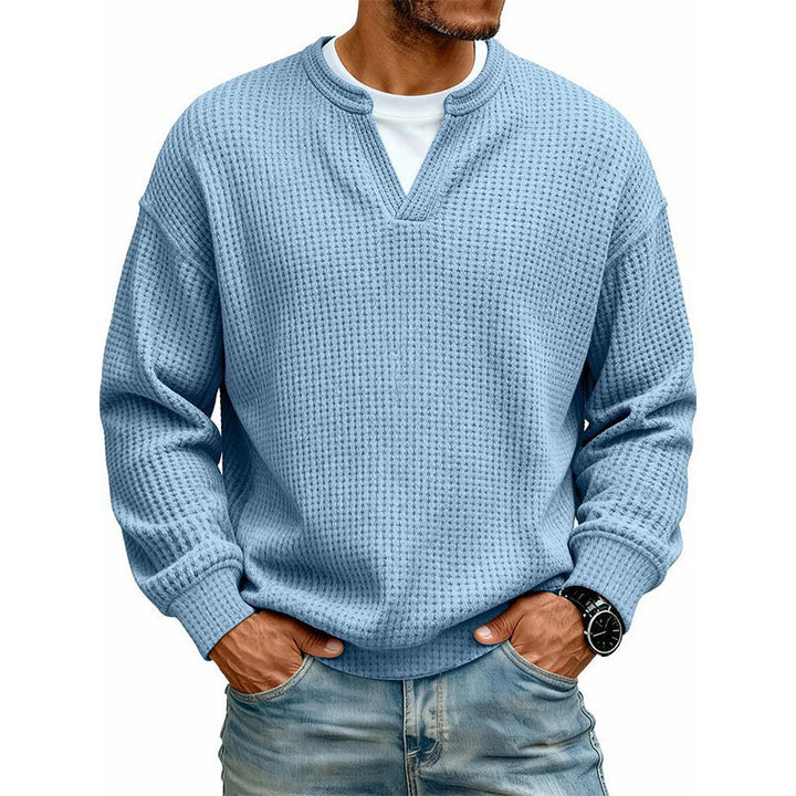 Haut en maille gaufrée bleu ciel avec effet superposé sur t-shirt blanc, porté par un modèle en jean, vue de face. 12