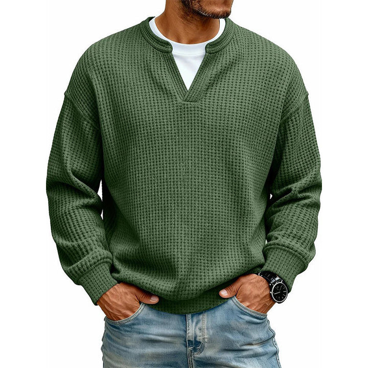 Haut en maille gaufrée vert forêt avec effet superposé sur t-shirt blanc, porté par un modèle en jean, vue de face. 18