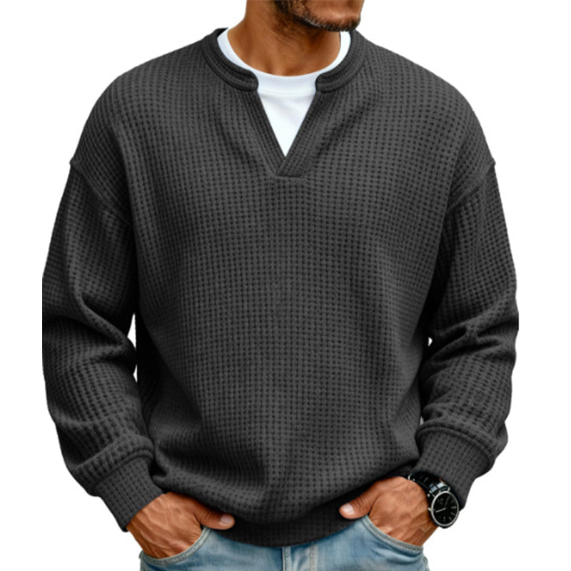 Haut en maille gaufrée gris anthracite, encolure en V sur t-shirt blanc, porté par un modèle en jean, vue de face. 15